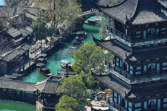 一个有美丽建筑物的水边村庄