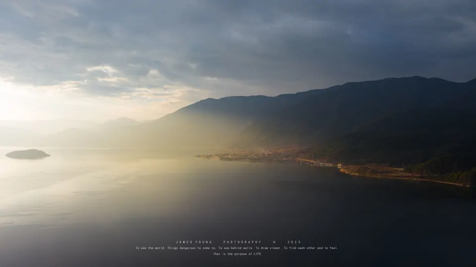 天空下的广阔水域