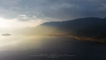 天空下的广阔水域