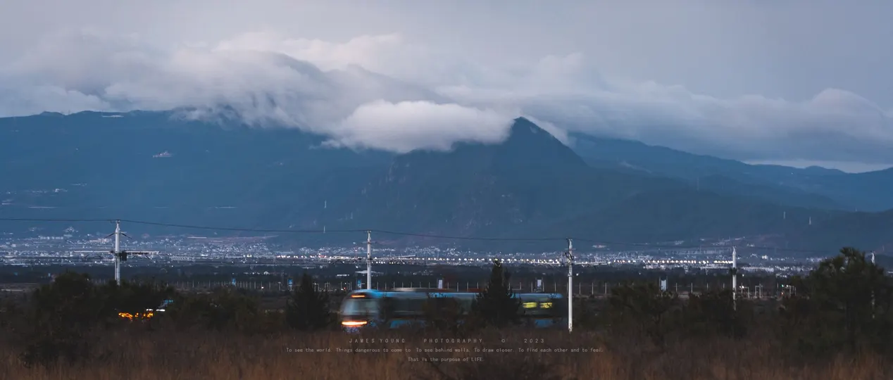 田野中的一列火车 背景是城市和山脉