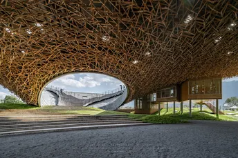 建筑物的屋顶 背景中有桥