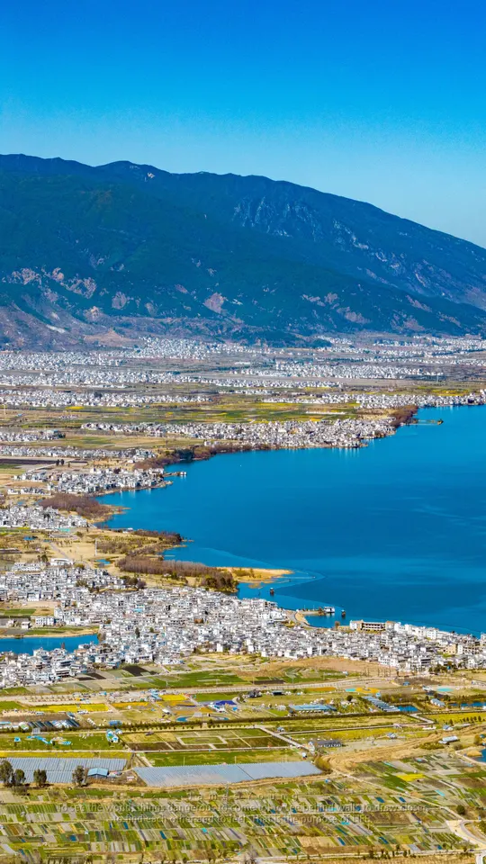 湖边有城镇和山脉