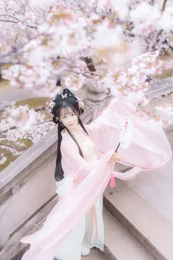 一位穿着粉色和服传统服装的美丽年轻女子