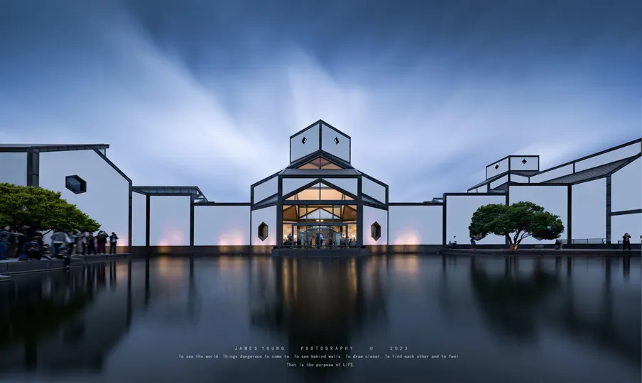 建筑在水中倒影