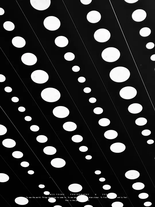 带有孔洞和白色光点的天花板