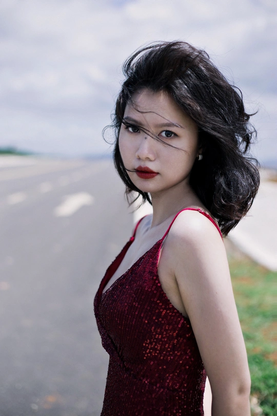 一个穿着红色连衣裙的年轻女子走在街上