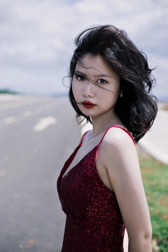一个穿着红色连衣裙的年轻女子走在街上