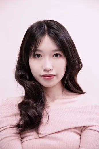 一位长发年轻女子穿着粉色毛衣的肖像