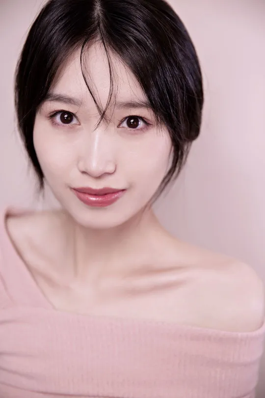 一位短发年轻女性的肖像