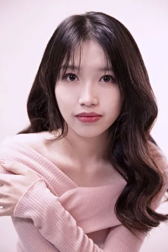 一位年轻的亚洲女性穿着一件粉色毛衣