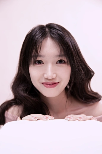 一位年轻女子手持一张空白白色标志