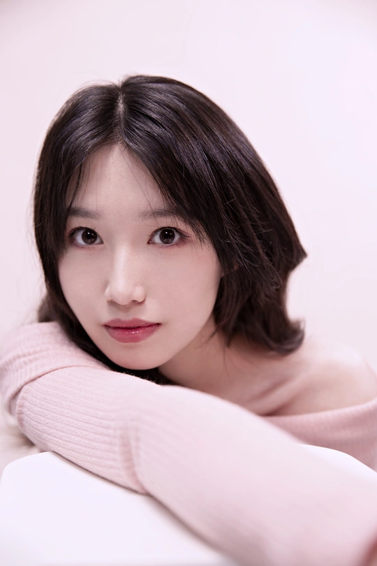 一位穿着粉红色毛衣的年轻女子肖像