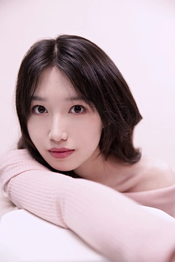 一位穿着粉红色毛衣的年轻女子肖像