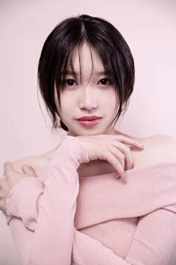 一位短发年轻女子穿着粉色毛衣