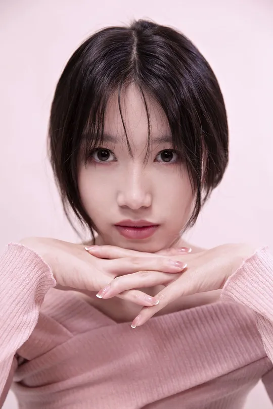 一位短发年轻女子穿着粉色毛衣的肖像