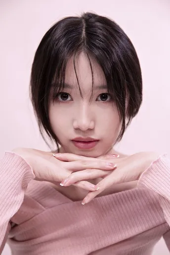 一位短发年轻女子穿着粉色毛衣的肖像