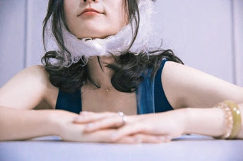 一位穿着蓝色连衣裙的年轻女子坐在桌子旁