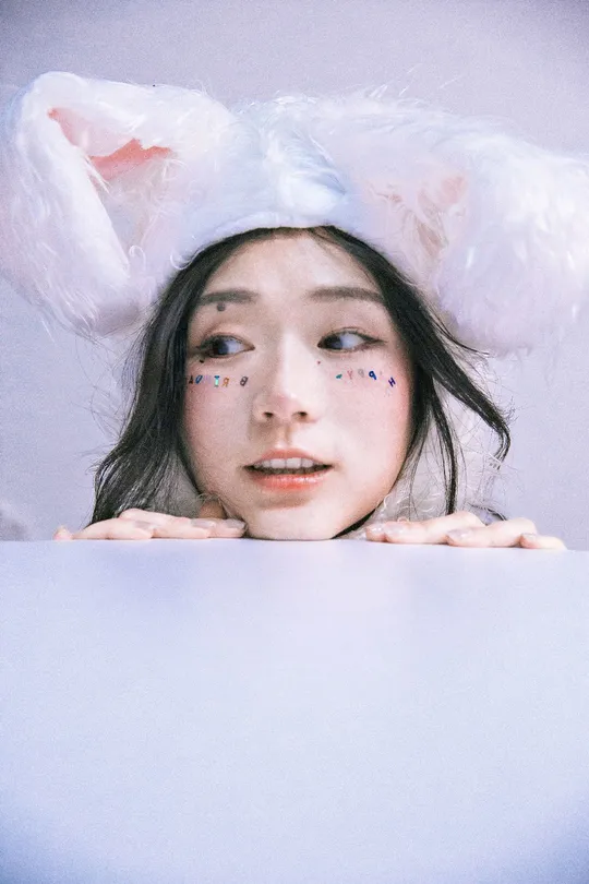 一个年轻女子脸上有只白色兔子