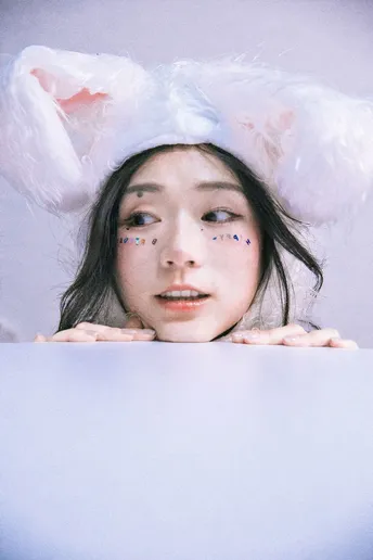一个年轻女子脸上有只白色兔子