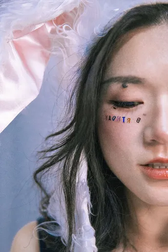 一位涂着妆容的年轻女子