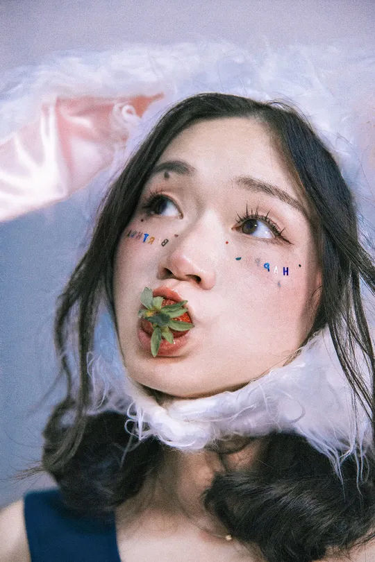 一个涂了妆容的女孩 嘴唇上涂了口红