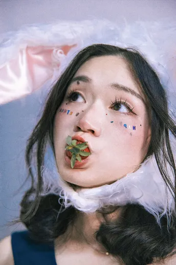 一个涂了妆容的女孩 嘴唇上涂了口红