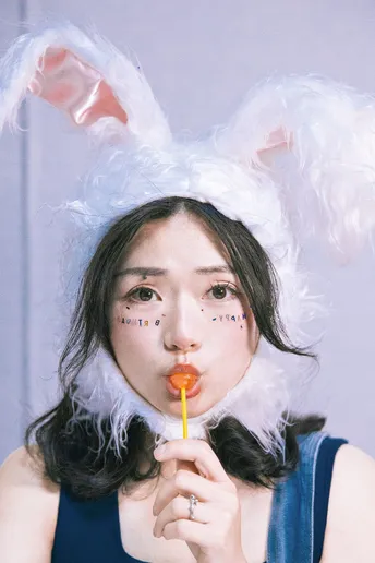 一位穿着兔子服装 口中含着胡萝卜的年轻女子