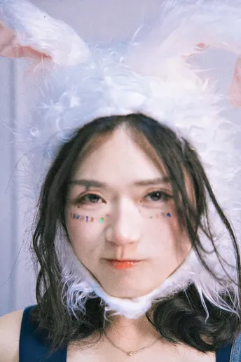 一位戴兔子脸颊帽的年轻女子