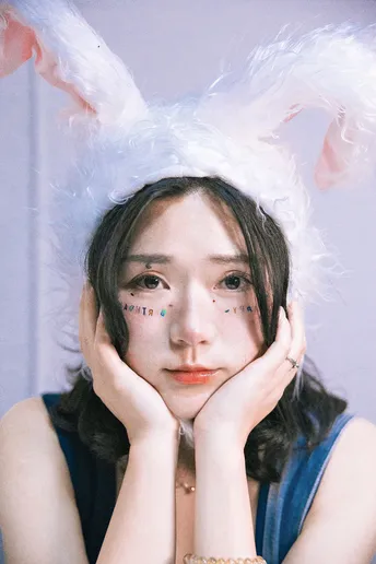 脸上带着兔子耳朵的女孩