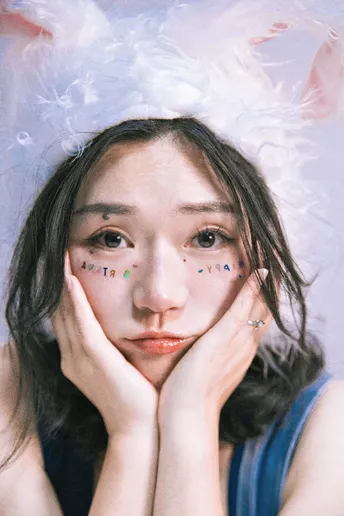 一位戴兔子耳朵的年轻女子 双手捂住眼睛