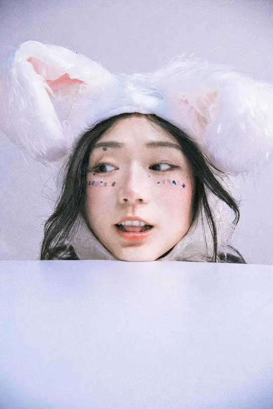 头上带兔子的小女孩