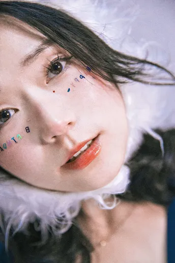 一位涂着妆容的女性 眼睛被画成某种颜色