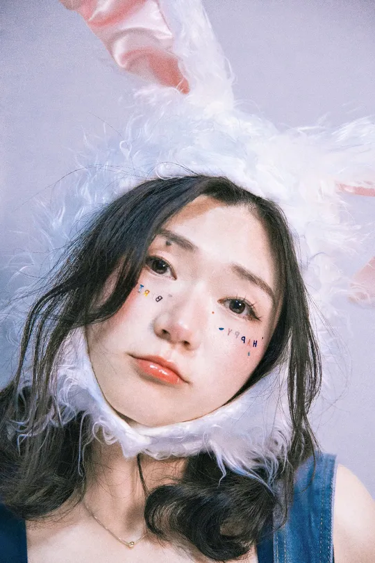 脸上涂着妆容的兔子形状女孩