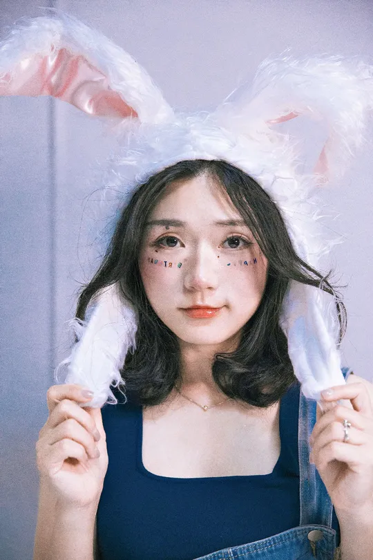 一位穿着兔耳朵围裙的年轻女子