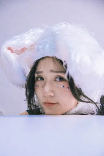 戴着一顶白色帽子 头上有只猫的女孩