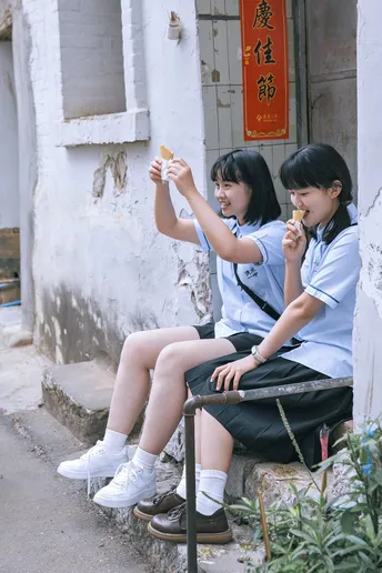 一些年轻女孩在台阶上吃东西