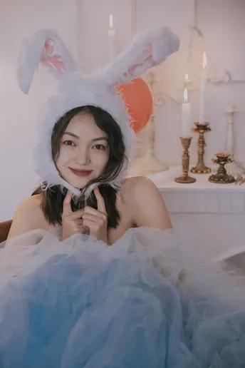 一位穿着兔子服装的女性在浴缸中摆姿势