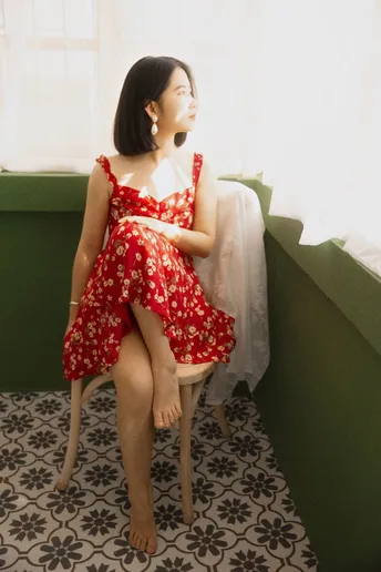 一位穿着红裙子的年轻女子坐在椅子上