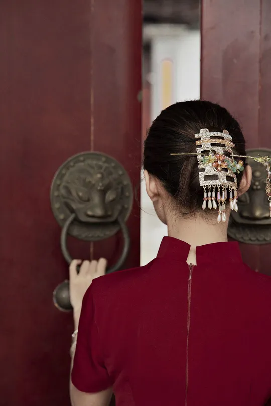 一位年轻女子穿着传统中国发型 用手托着头