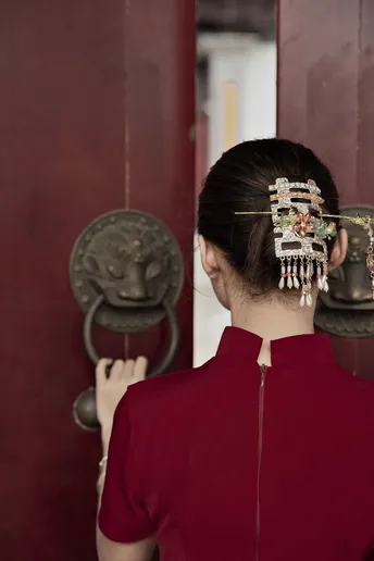 一位年轻女子穿着传统中国发型 用手托着头