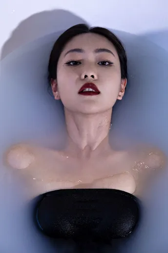 穿黑色连衣裙 唇色鲜红的女士