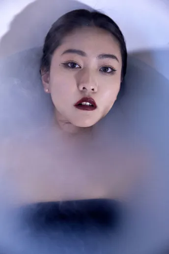 一位惊讶地望着天空的女人