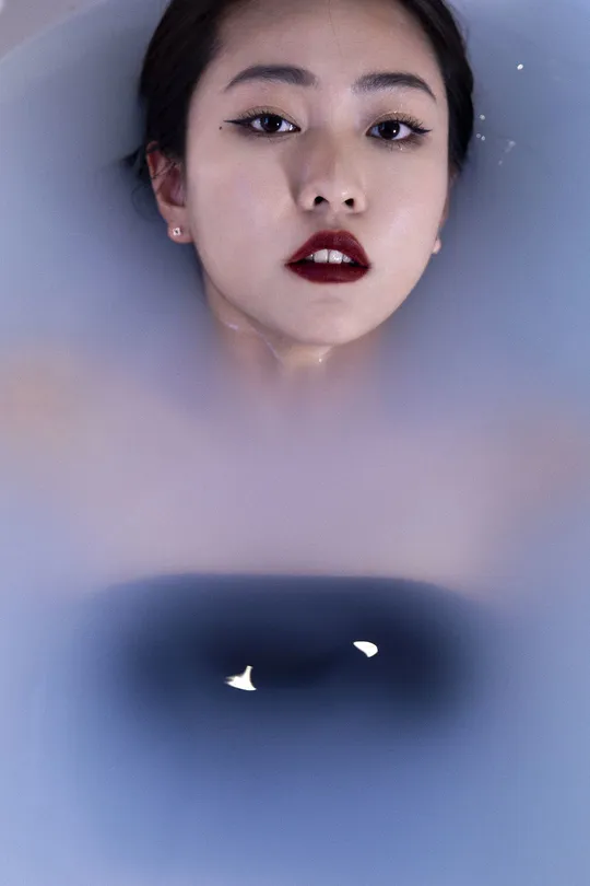 一位女士脸上带着惊讶的表情抬头看