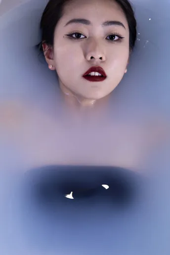 一位女士脸上带着惊讶的表情抬头看