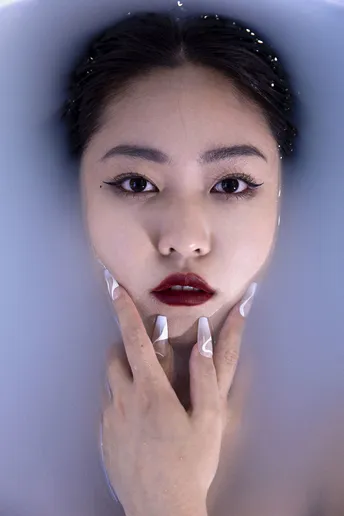 一位女子用手捂住脸的肖像