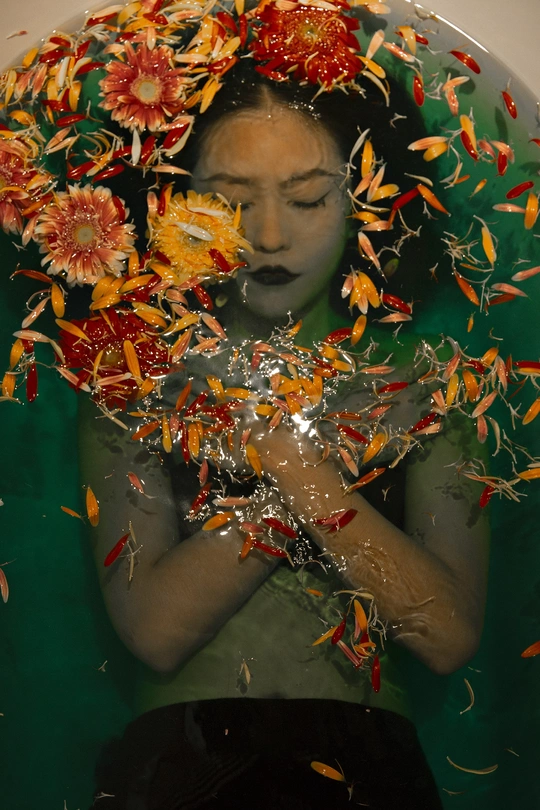 一个年轻女子用一盆花遮住了她的脸