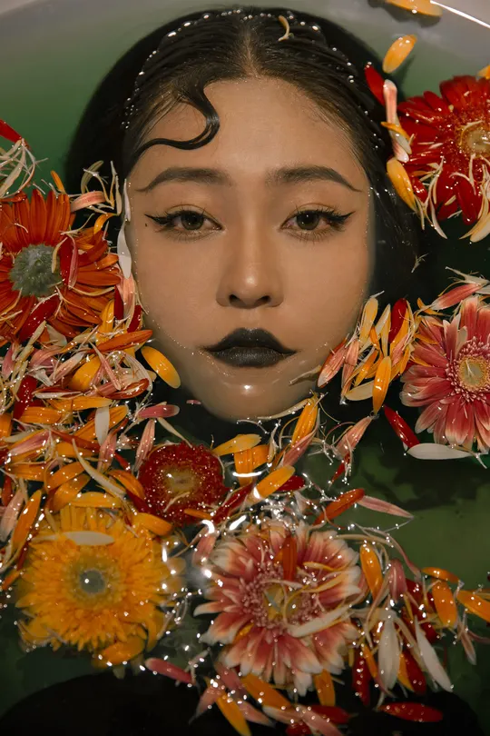 头戴鲜花 脸上化妆的女性
