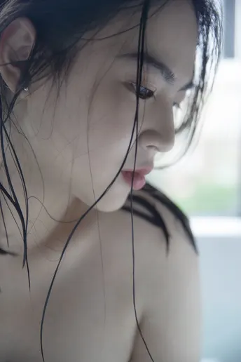 一个女孩在浴缸里向外看窗户