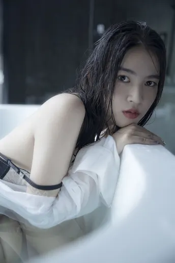 一个年轻女子坐在浴缸里洗浴间