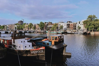 许多小船在其中的一片水域上 背景中有一些建筑。